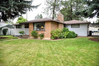 Building Photo - NOW available 4 bed 2 bath in Town & Country