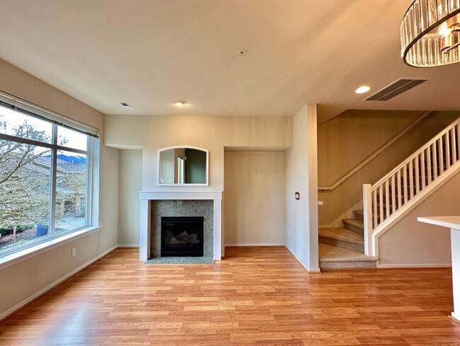 Building Photo - 2Bd/1.75Ba Issaquah Townhouse