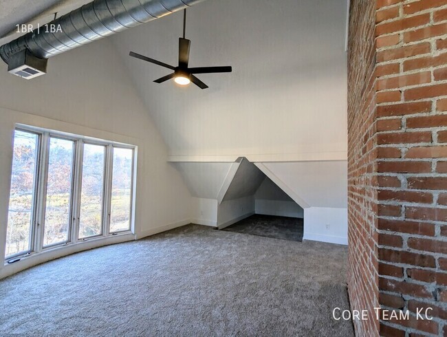 Building Photo - Top floor 1 bedroom off Ward Parkway!