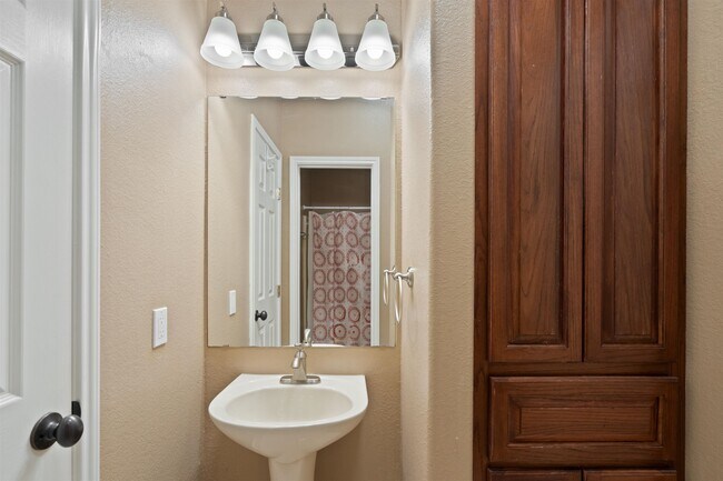 Building Photo - 206 Saddle Blanket