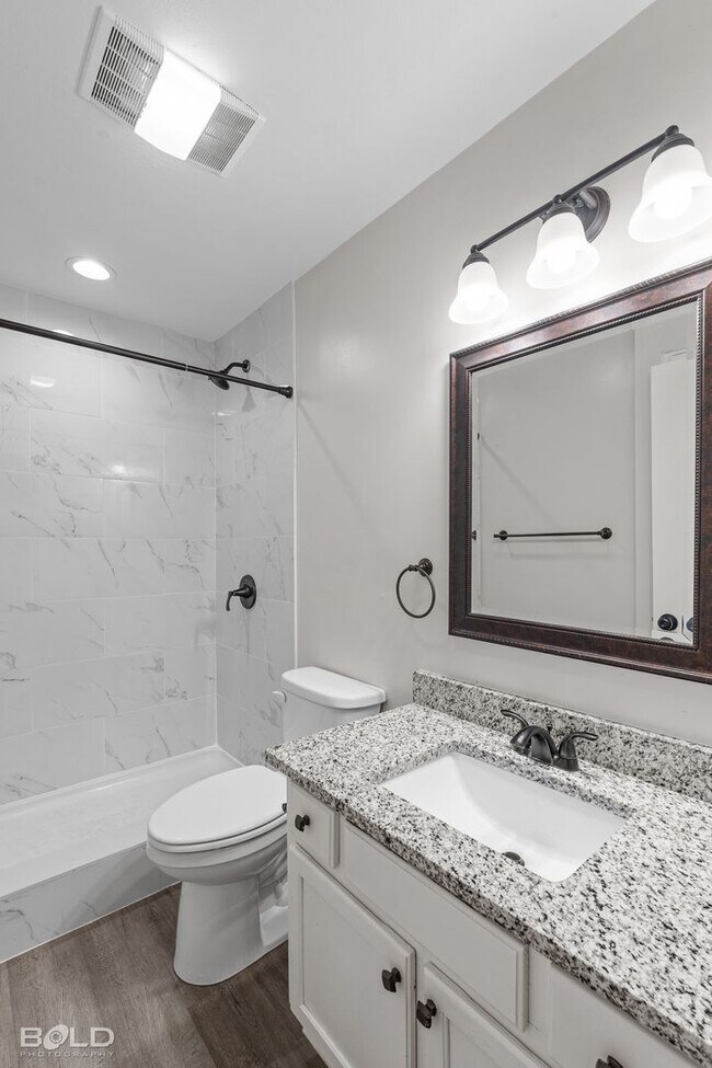 Building Photo - 3 bed 2 bath Town House