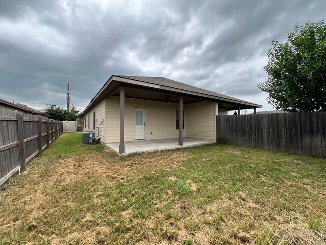 Building Photo - Luxury 3/2 Duplex in NBTX