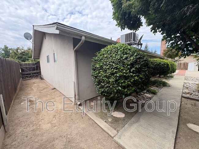 Building Photo - 2232 E Paradise Ave