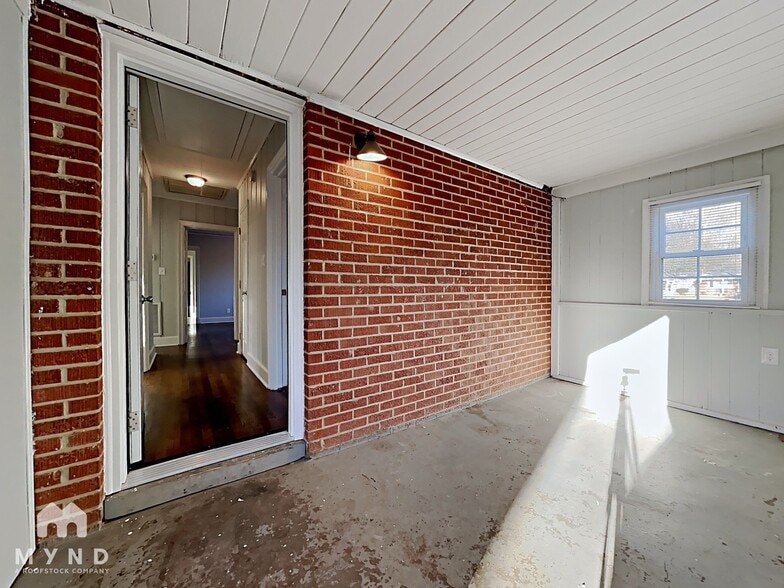 Building Photo - 2915 Allen Rd S