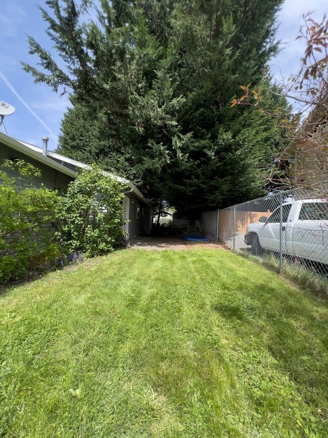 Building Photo - 3 bedroom rambler on corner lot