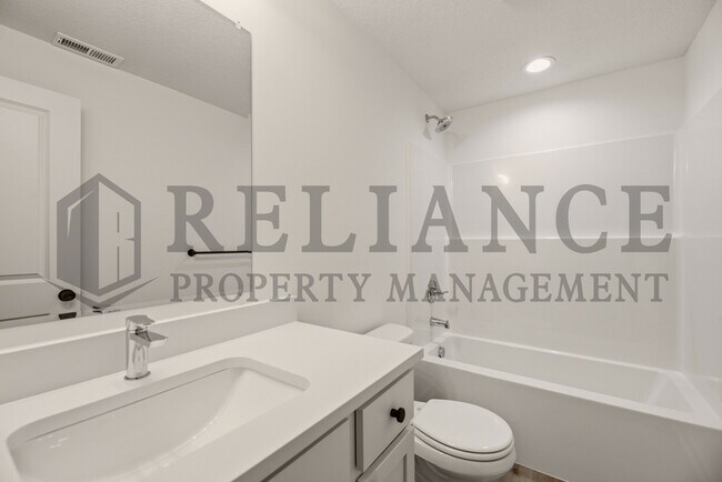 Building Photo - 5241 N Pinecrest Ct