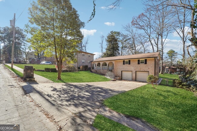 Building Photo - 2419 Greenway Dr