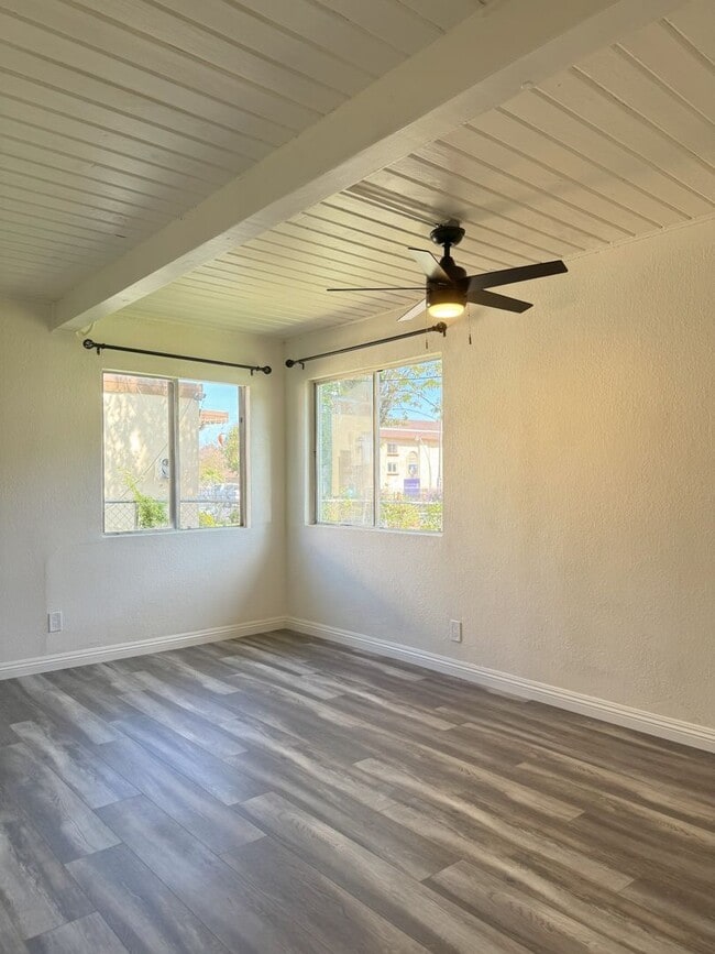 Building Photo - Charming 2 Bedroom home with large park like backyard