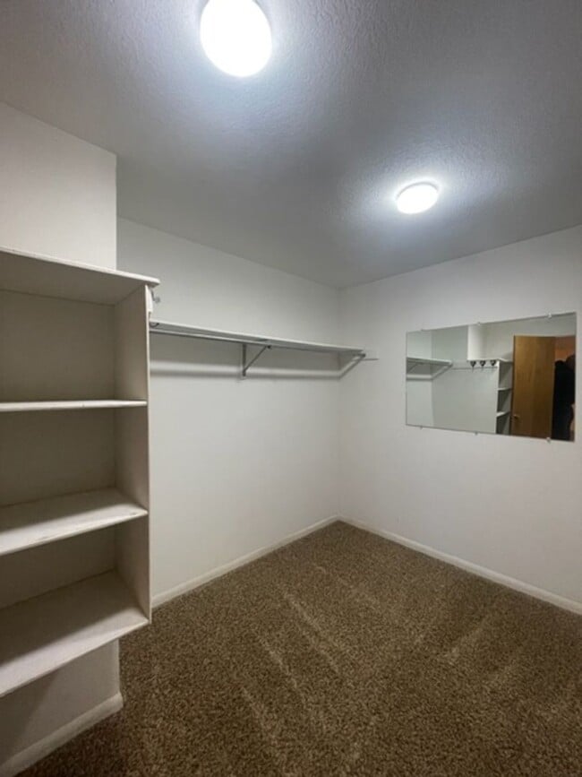 Building Photo - Long Term Rental on Lake Five!