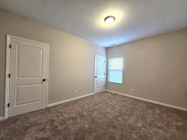 Building Photo - 3103 Easton Dr