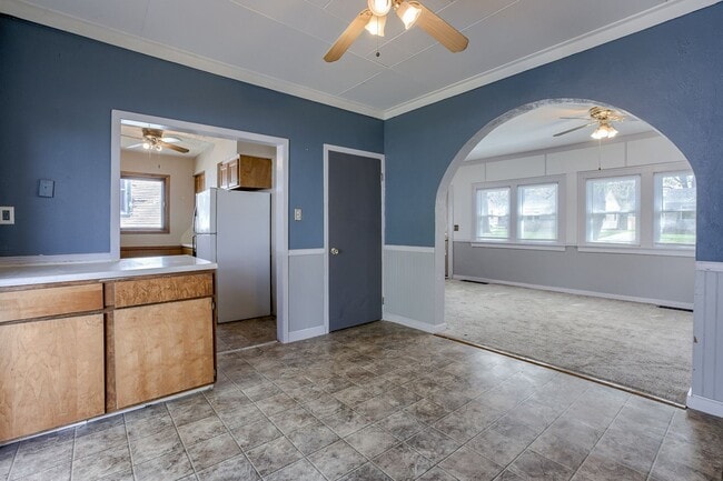 Building Photo - 6 Month Lease! 3Bed 2Bath with 3 Stall Garage!