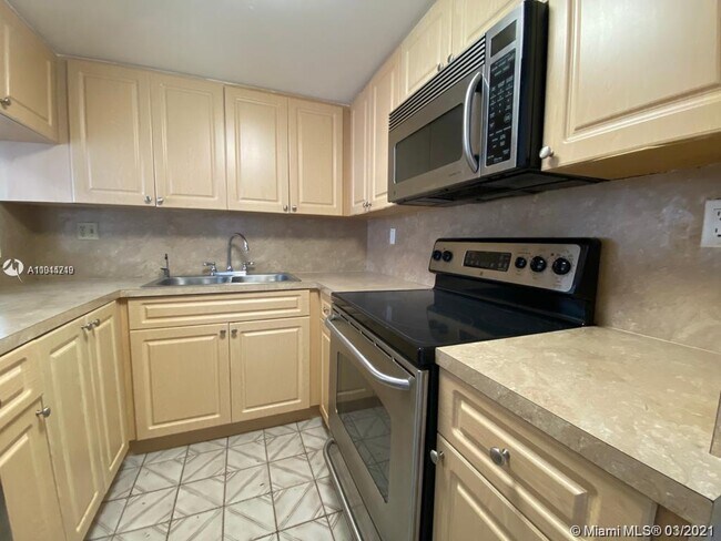 Building Photo - 995 SW 84th Ave