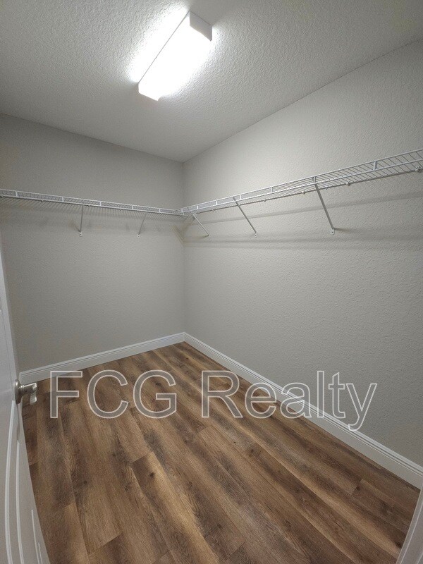 Building Photo - 8810 N Malibu Rd