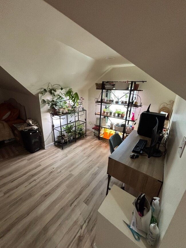 Building Photo - Spacious 3 Bedroom 2 Bath Unit in Northeas...