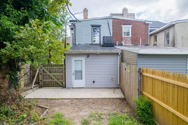 Building Photo - Freshly Renovated 4-Bedroom Home with Cent...