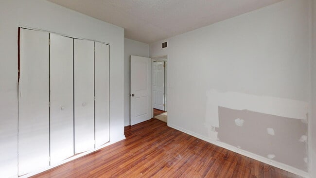 Building Photo - "Charming 3-Bedroom Home with Gleaming Hardwood Floors and 3 Full Baths on Camelot Rd, Jacksonvil...