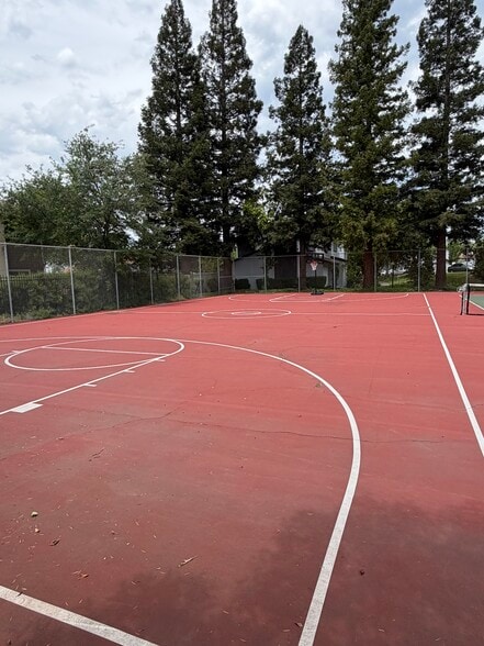 Basketball court - 5128 Greenberry Dr