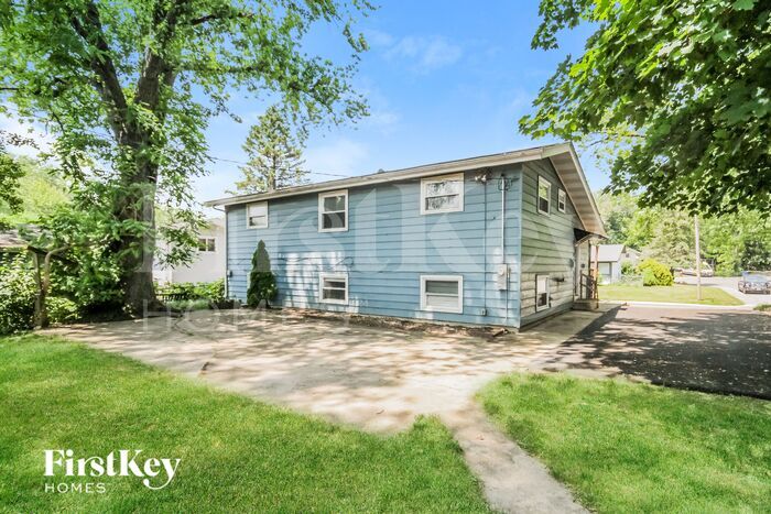 Building Photo - 905 Garfield Dr