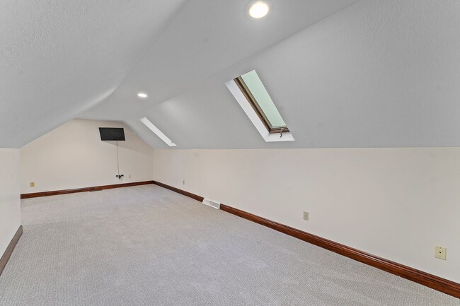 Building Photo - 652 Saddlebrook Dr
