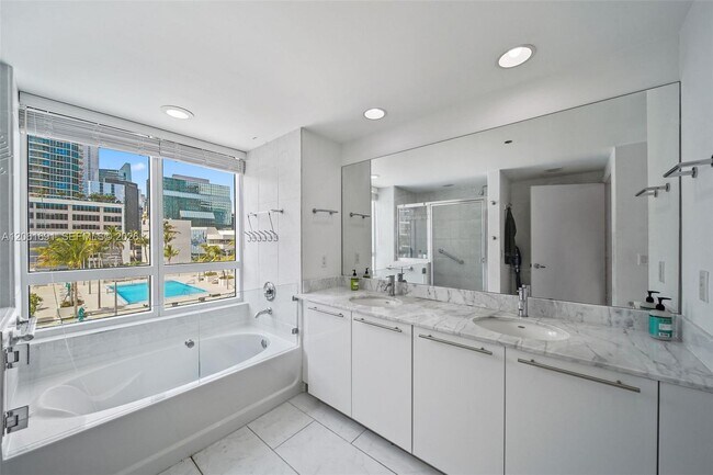 Building Photo - 950 Brickell Bay Dr
