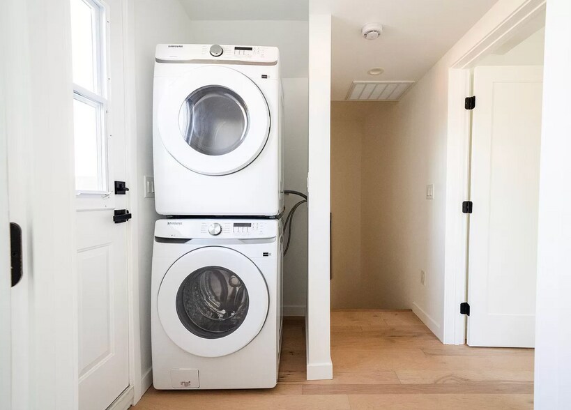 Building Photo - 2681 Roseview Ave