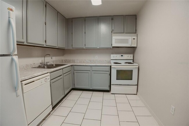 Building Photo - 4162 Versailles Dr