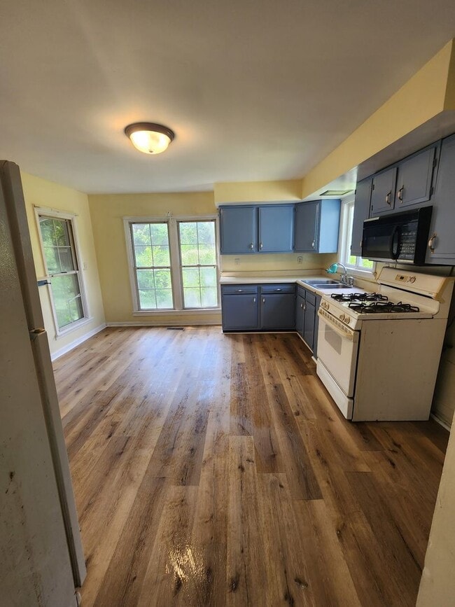 Building Photo - Charming Farm Cottage in Chatham, IL!