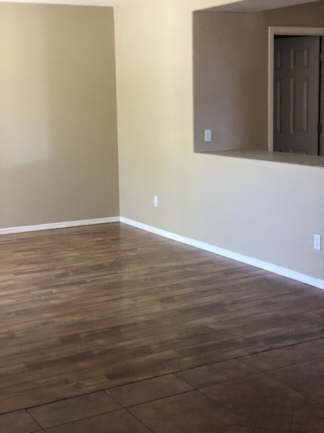 Building Photo - Immaculate 4 BR/ 2.5 Bath  w/ a Pool and Hot Tub in Rita Ranch!