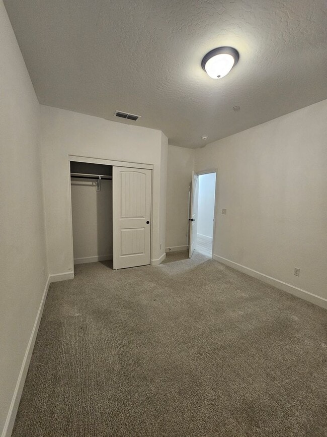 Building Photo - Beautiful Home in Gated Community