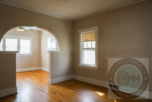 Building Photo - Comfortable 1 Bedroom/1 Bathroom/Aksarben-Elmwood Park| $300 off Dep