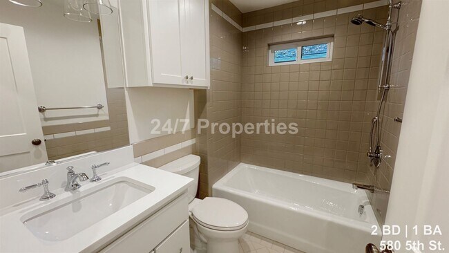 Building Photo - Remodeled 2 BD | 1BA Duplex - First Edition Lake Oswego
