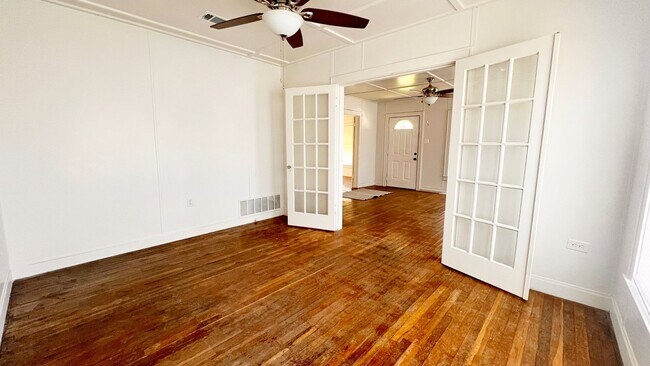 Building Photo - Updated and ready for move in immediately!