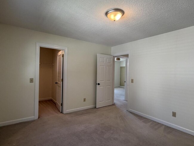 Building Photo - 305 Wimbledon Ct