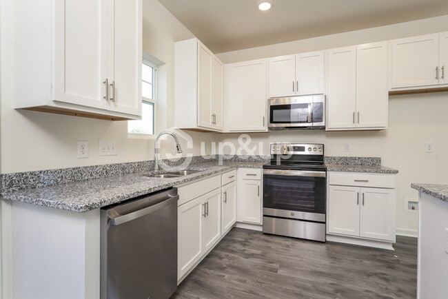 Building Photo - Fantastic 3bd/3ba home! Coming soon!