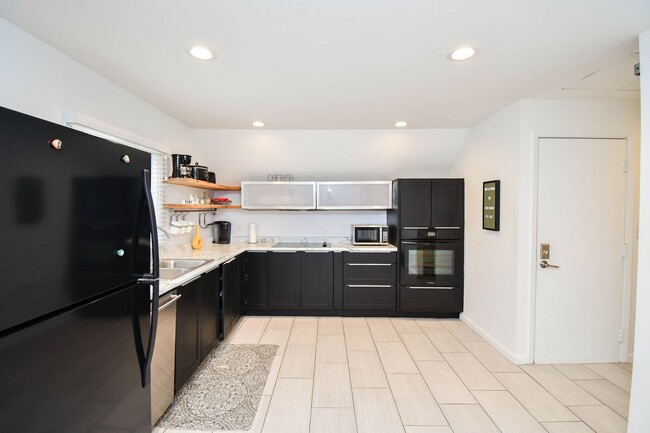 Building Photo - Cozy & Fully Furnished 1-Bedroom Near Sanf...