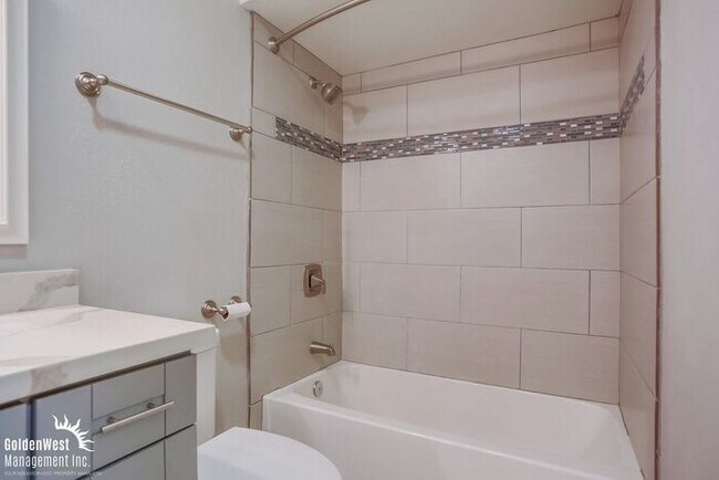 Building Photo - Upgraded 1Bdm 1Ba Condo in Beautiful Del Mar!