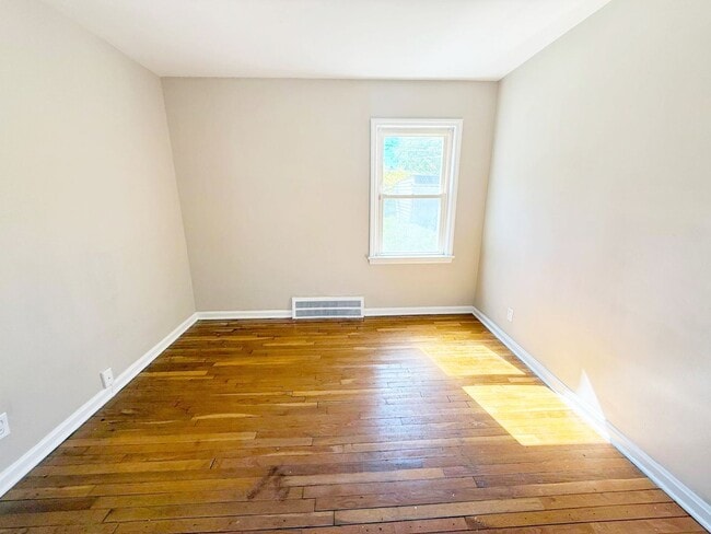 Building Photo - 3 BED 1 BATH BEAUTIFUL SINGLE FAMILY HOME