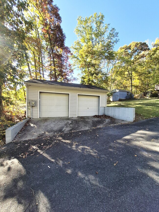 Building Photo - 976 Snow Mountain Rd