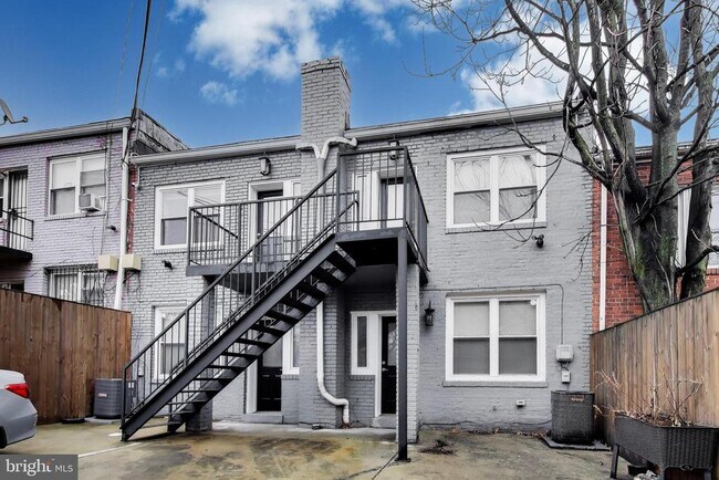 Building Photo - 924 19th St NE