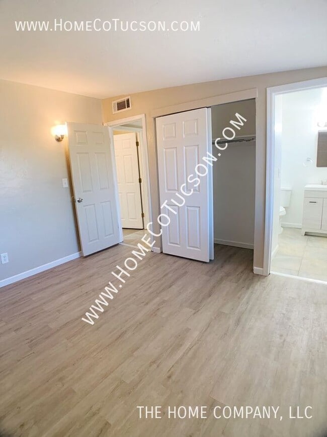 Building Photo - 410 W Calle Antonia