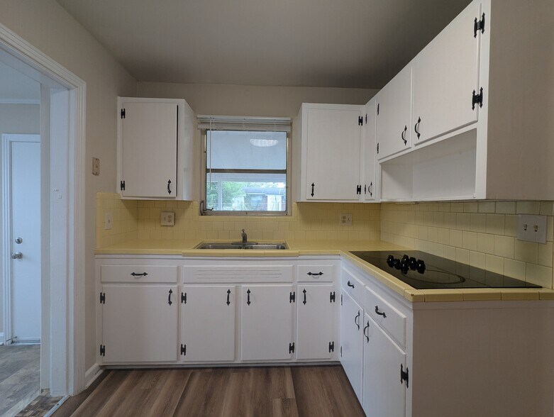 Building Photo - 6522 Bartholf Ave