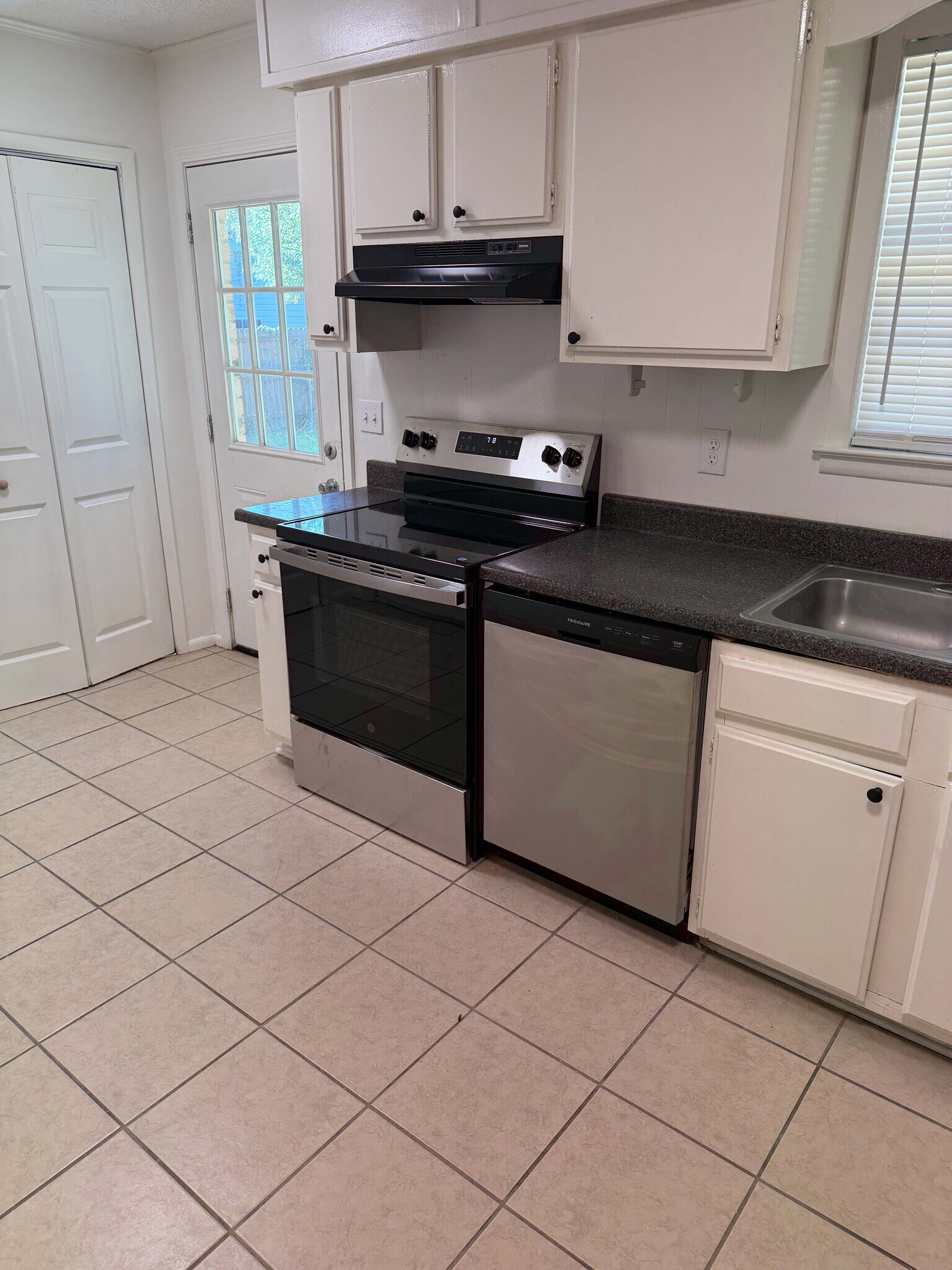 Kitchen - 2065 Camp Wilkes Rd