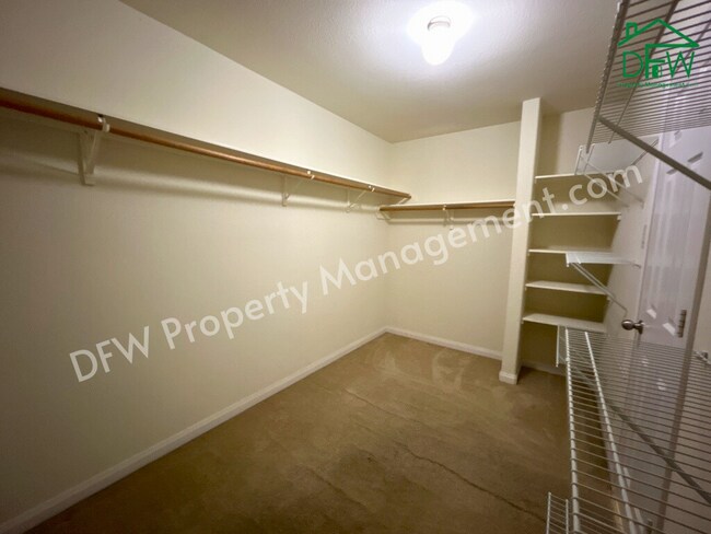 Building Photo - 10009 Iron Ridge Dr