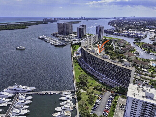 Building Photo - 134 Lakeshore Dr