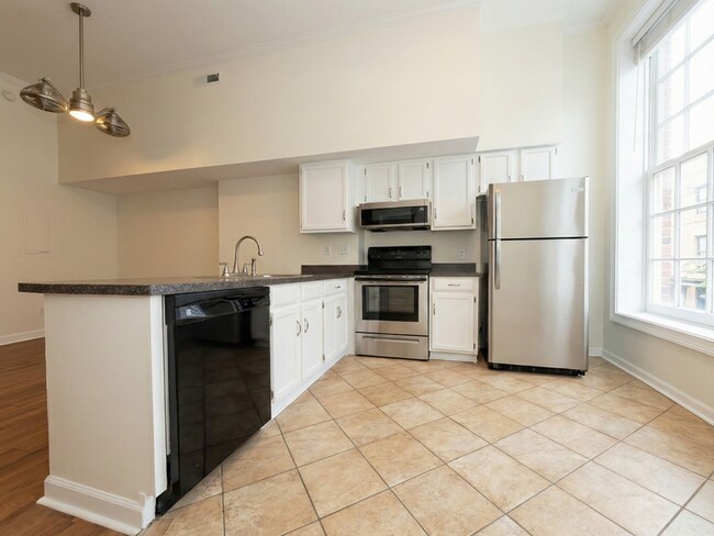 Building Photo - 235 King St