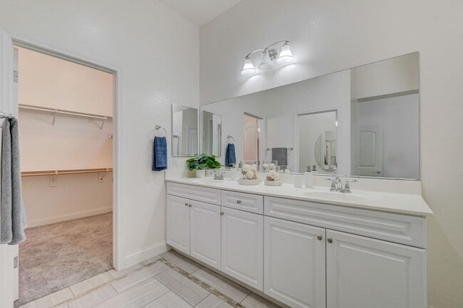 Building Photo - Luxury Single Story 3 Bedroom!