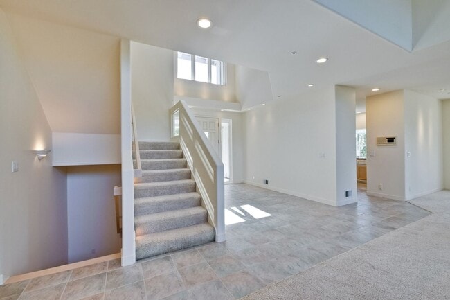 Building Photo - Large 3,767 sqft home on a 10,000 sqft lot- 2 bed located on 1st floor w/ separate entrance - Top...