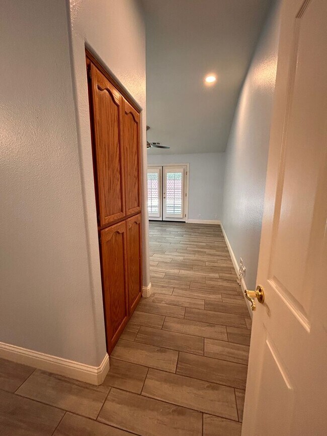 Building Photo - Beautiful Home for rent in Visalia!