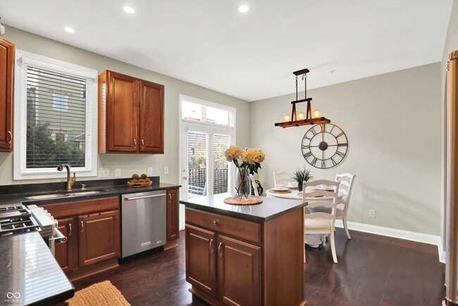 Building Photo - 529 E New York St