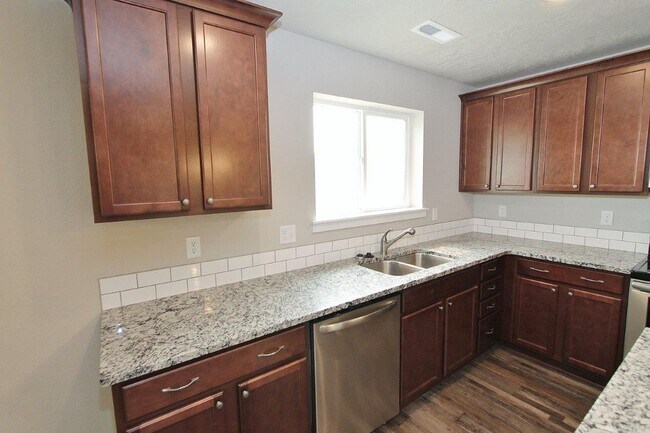 Building Photo - Spacious Home w/Open Floor-Plan